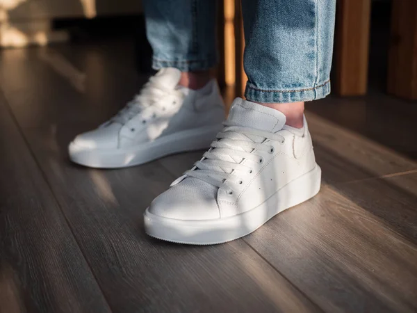 Egy Közeli Kép Egy Nőről Aki Fehér Cipőt Mutat Szobában — Stock Fotó