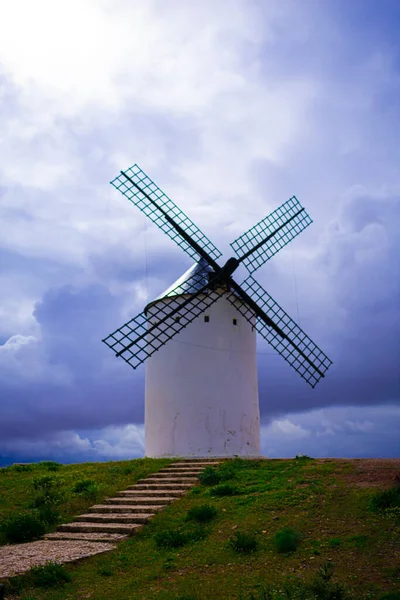Вертикальный Снимок Ветряной Мельницы Облачным Небом — стоковое фото
