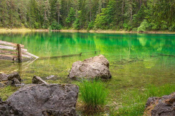 Uma Vista Panorâmica Lago Verde Floresta Tirol Áustria — Fotografia de Stock