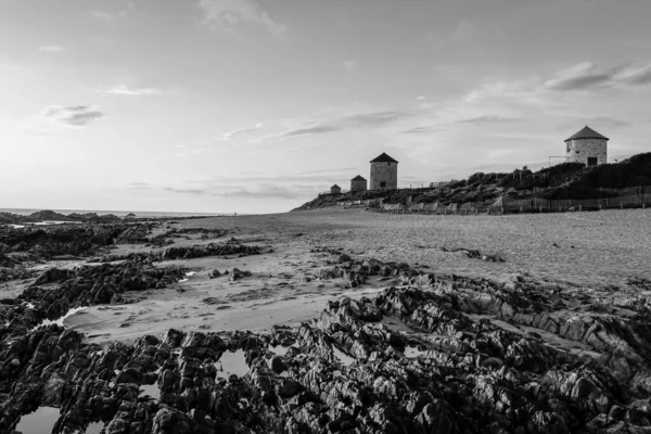 Чорно Білий Кадр Чудового Пейзажу Пляжем Сирського Замку Португалії — стокове фото