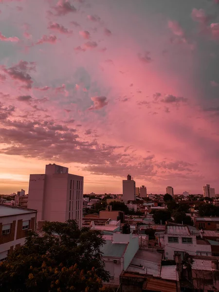 Tiro Vertical Uma Paisagem Urbana Amanhecer Com Céu Vermelho Nuvens — Fotografia de Stock