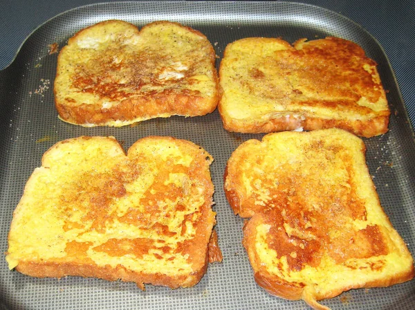 Colpo Angolo Alto Quattro Fette French Toast Che Cuociono Una — Foto Stock