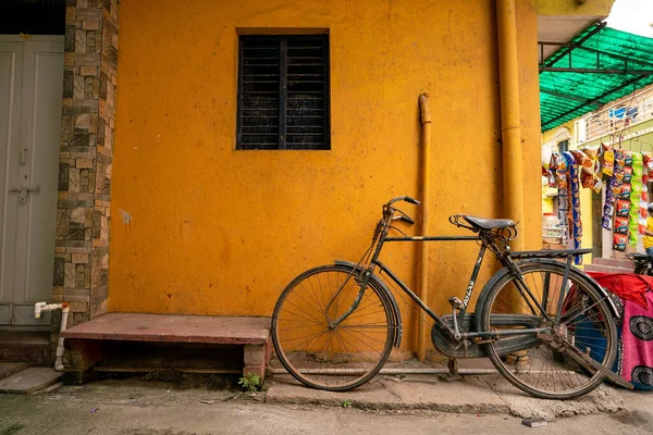 インドのマイソールの路上でヴィンテージ素朴な自転車 — ストック写真