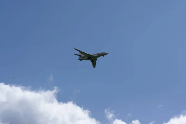 Egy Kék Alatt Repülő Repülőgép Alacsony Szöge — Stock Fotó