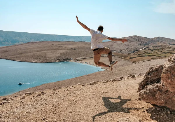 Junger Mann Springt Vor Freude Felsiger Küste Über Bucht Mit — Stockfoto