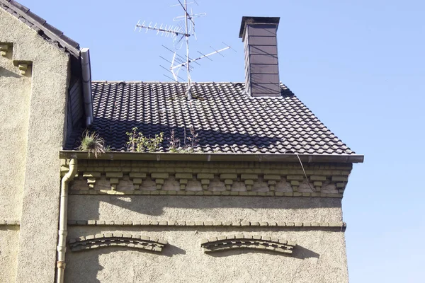 Eine Nahaufnahme Von Nicht Gereinigten Regenrinnen Einem Alten Haus Und — Stockfoto