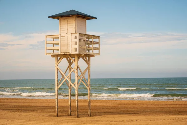 Natural Lifeguard House Sandy Beach Clear Blue Sky — Stock Photo, Image