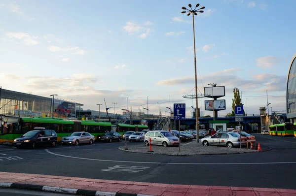 Poznan Polonia Agosto 2013 Auto Autobus Parcheggiati Fronte Alla Stazione — Foto Stock