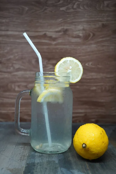 Limon Suyu Plastik Kamışla Dolu Kavanoz Bardağının Yanında Olgun Bir — Stok fotoğraf