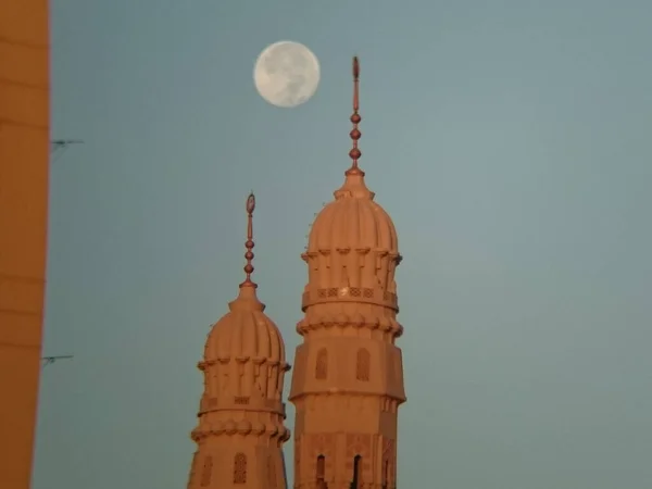 Közelkép Két Különböző Magasságú Toronyról Teliholdról Nappal — Stock Fotó