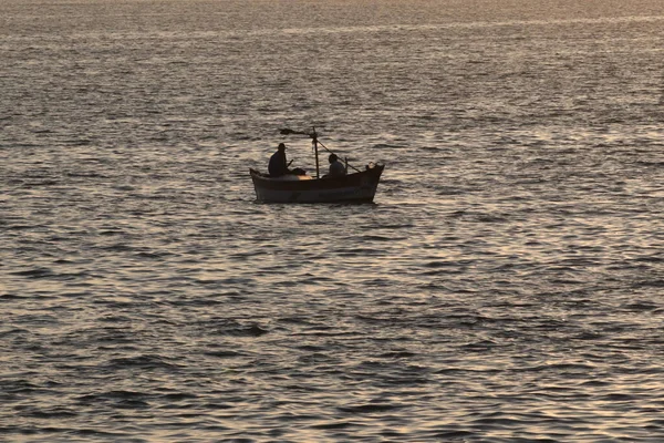 Ein Faszinierender Blick Auf Ein Fischerboot Mit Zwei Fischern Meer — Stockfoto