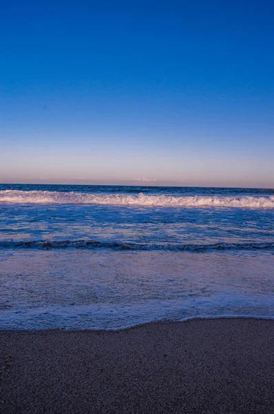 Een Verticaal Shot Van Het Strand Onder Een Heldere Lucht — Stockfoto