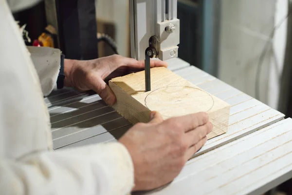 Snickare Sin Verkstad Skär Markerad Cirkel Från Träskiva Med Elektrisk — Stockfoto