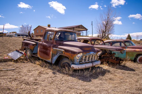 Стара Іржава Вантажівка Проти Прекрасного Неба Звалищі — стокове фото