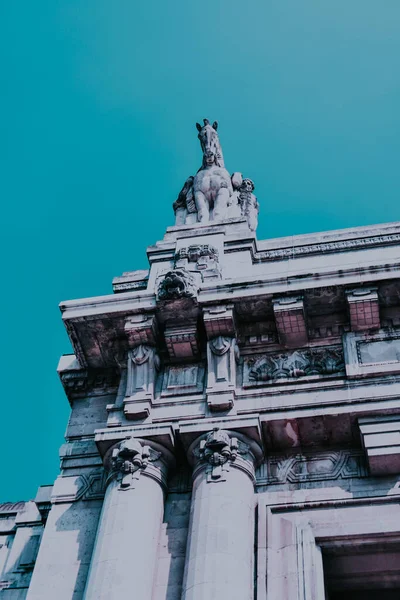 Plano Ángulo Bajo Estatua Del Caballo Edificio Bajo Cielo Azul — Foto de Stock