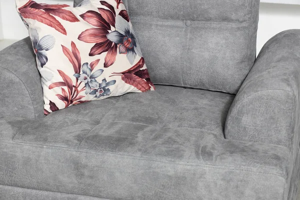 Gros Plan Oreiller Aux Motifs Floraux Sur Fauteuil Gris — Photo