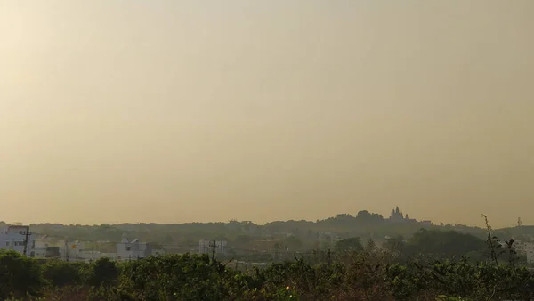 Vzdušný Záběr Siluety Krajiny Zelenou Jasnou Oblohou — Stock fotografie