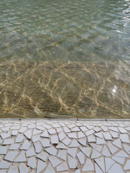 Вертикальний Знімок Спокійного Озера Парку Сонячними Променями Внизу — стокове фото