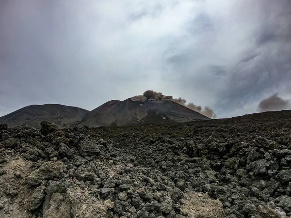 在厚重的云雾中 一座干燥的小山的奇景 — 图库照片