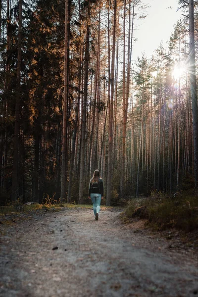 Ormanda Yürüyen Dişi Bir Sırt Çantasının Dikey Görüntüsü — Stok fotoğraf