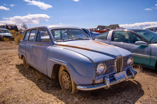 Una Vecchia Macchina Blu Retrò Nella Discarica — Foto Stock