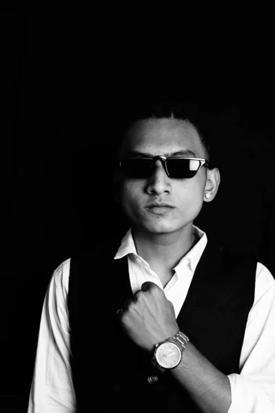 Retrato Blanco Negro Guapo Indio Con Gafas Sol Ropa Formal — Foto de Stock