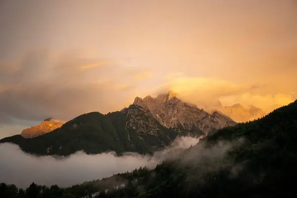 Una Vista Fascinante Hermoso Paisaje Montañoso Cielo Nublado — Foto de Stock
