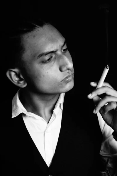 Retrato Blanco Negro Guapo Indio Pelo Largo Con Traje Reloj — Foto de Stock