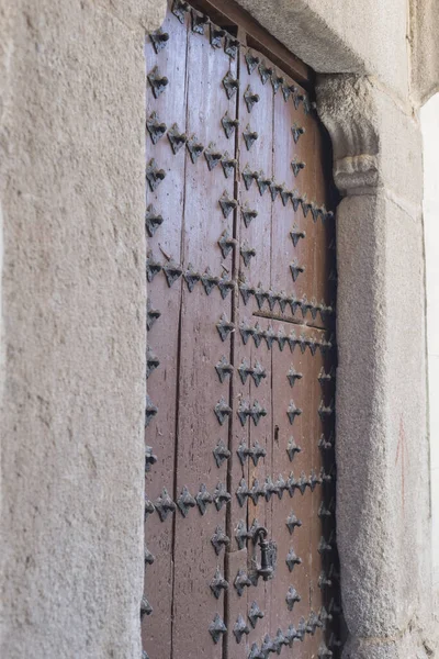 Eine Vertikale Seitenaufnahme Einer Braunen Tür Toledo Spanien — Stockfoto