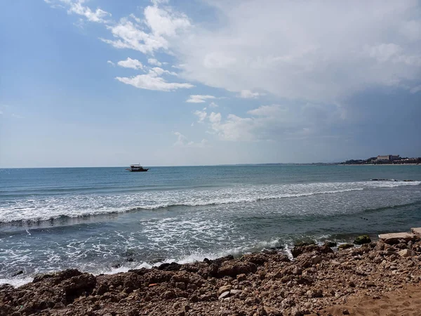 Una Vista Las Espumosas Olas Del Mar Precipitándose Orilla —  Fotos de Stock