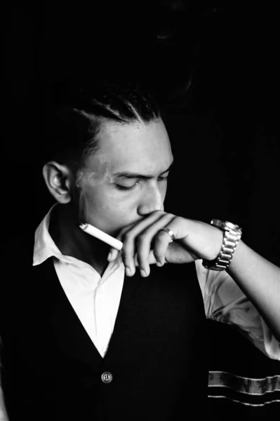 Bonito Homem Indiano Cabelos Compridos Terno Relógio Prata Fumando Cigarro — Fotografia de Stock