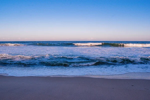 Krásný Záběr Pláž Pod Jasnou Oblohou Večer — Stock fotografie