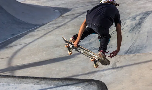 Primo Piano Una Persona Che Pattina Uno Skatepark — Foto Stock