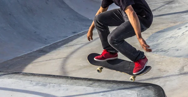 Een Close Shot Van Een Persoon Schaatsen Een Skatepark — Stockfoto