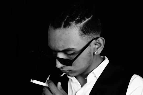 Černobílý Portrét Pohledného Dlouhosrstého Indiána Obleku Jak Kouří Cigaretu — Stock fotografie