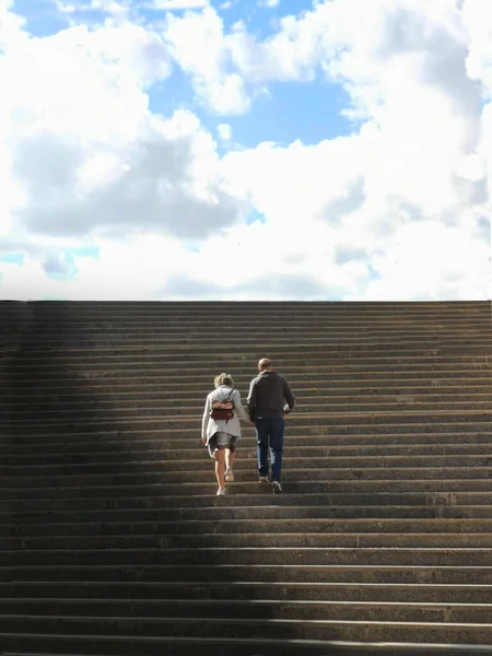Güzel Yaşlı Bir Çiftin Bulutlu Gökyüzüne Doğru Yükselen Uzun Merdivenlerinin — Stok fotoğraf