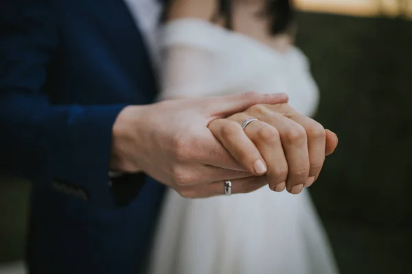 Anéis Casamento Nas Mãos Casal Recém Casado — Fotografia de Stock