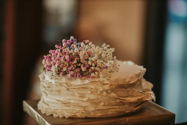 Nahaufnahme Einer Kleinen Weißen Hochzeitstorte Mit Natürlichen Blumen — Stockfoto