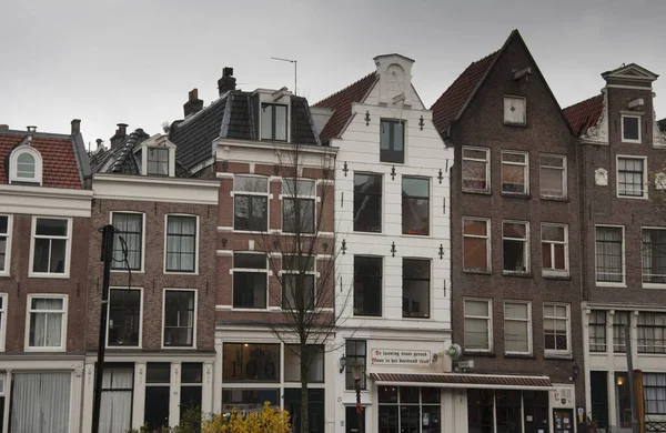 美国东北部 阿姆斯特丹 2021年4月22日 荷兰中部城市阿姆斯特丹典型的破烂房的立面组合 — 图库照片