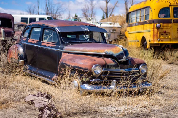 Das Rostige Schwarze Retro Auto Auf Dem Schrottplatz — Stockfoto