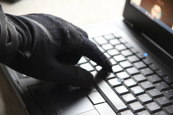 Een Close Van Een Persoon Handschoenen Met Behulp Van Computer — Stockfoto