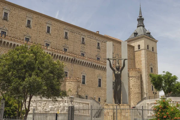 Uma Estátua Feminina Cidade Toledo Espanha Fundo Edifício — Fotografia de Stock