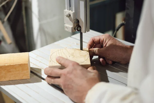 Una Falegnameria Ritaglia Uno Spazio Rotondo Marcato Pezzo Legno Con — Foto Stock