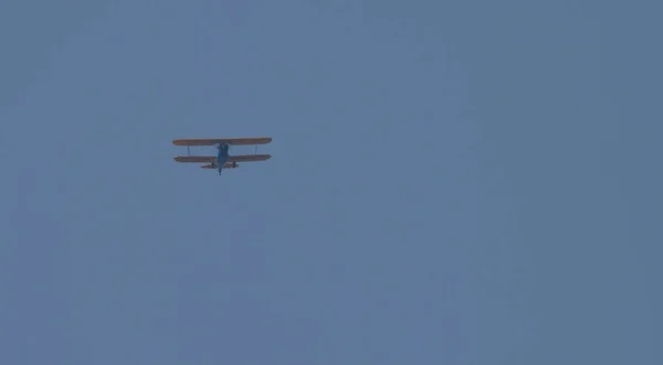 Een Enkele Oude Vliegende Tweedekker Lucht — Stockfoto