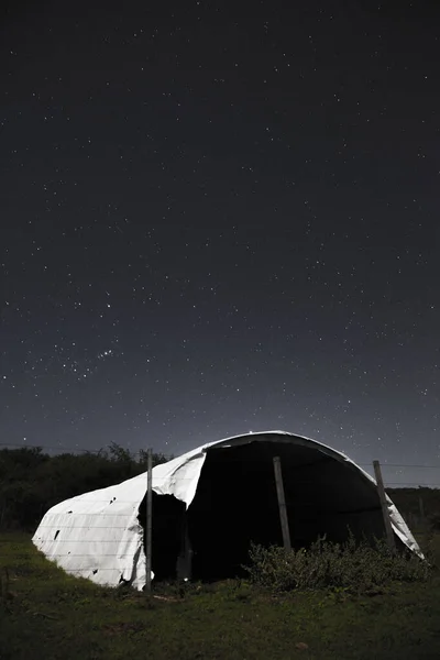 Pionowe Ujęcie Wielkiego Namiotu Polu Przeciw Gwiaździstym Nocnym Tle Nieba — Zdjęcie stockowe