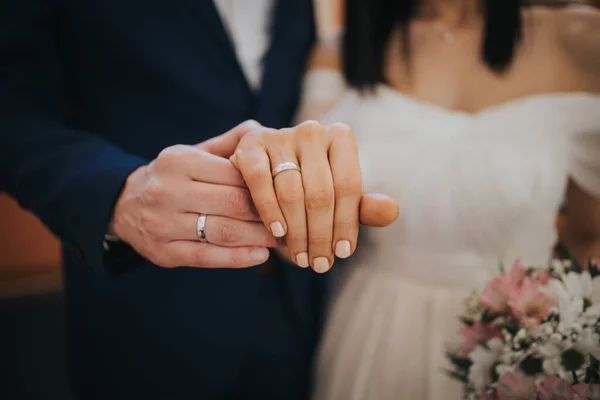 Βέρες Στα Χέρια Ενός Μόλις Παντρεμένου Ζευγαριού — Φωτογραφία Αρχείου