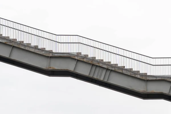 曇った空に対する歩道橋の閉鎖ショット — ストック写真