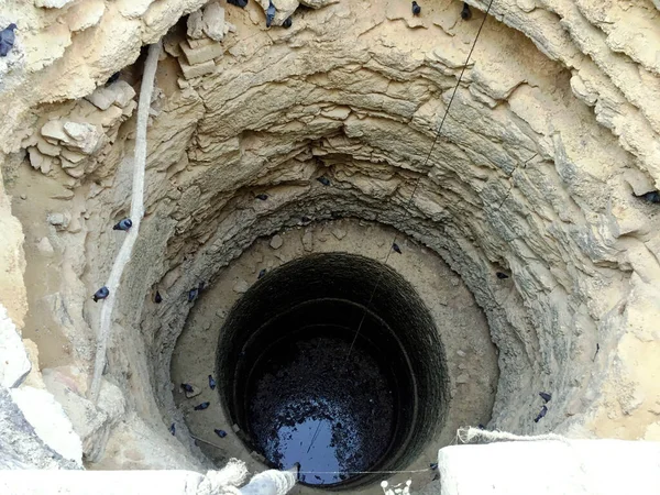 Górny Widok Głębokiej Studni Bez Wody — Zdjęcie stockowe