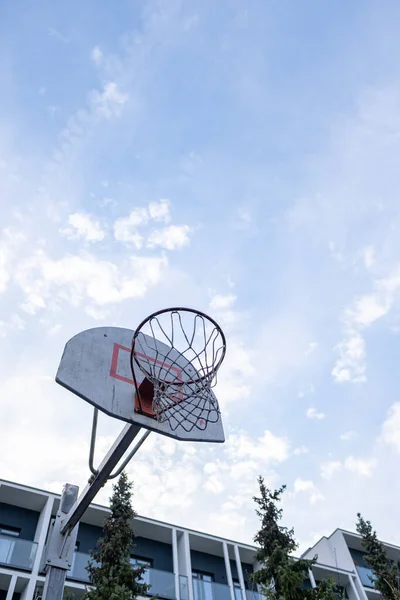 Egy Alacsony Szögű Lövés Egy Kosárlabda Karika Ellen Kék — Stock Fotó