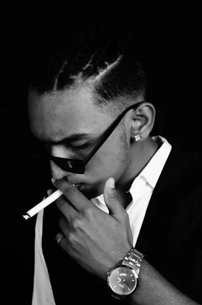 Černobílý Portrét Pohledného Dlouhosrstého Indiána Obleku Stříbrných Hodinkách Jak Kouří — Stock fotografie